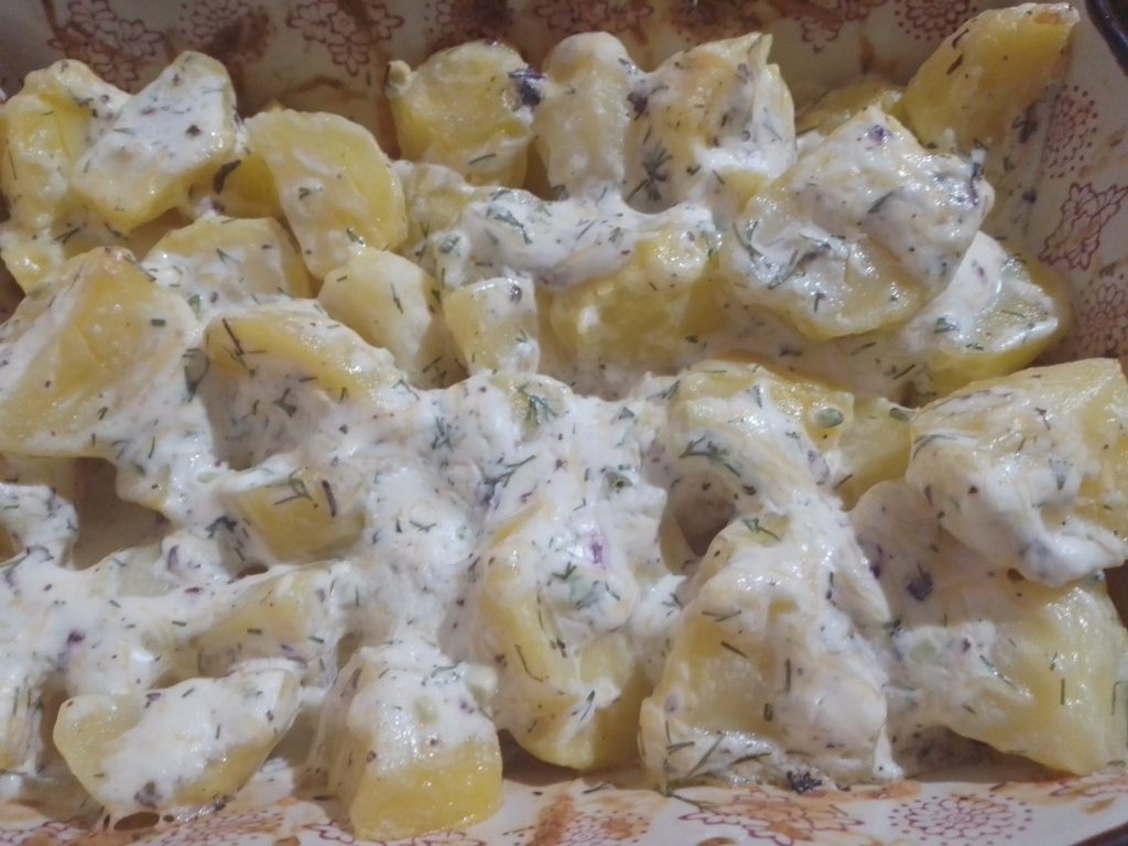 Вкусная картошечка в чесночно-сметанном соусе