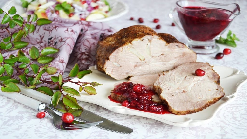 Буженина с ягодным соусом и беконом