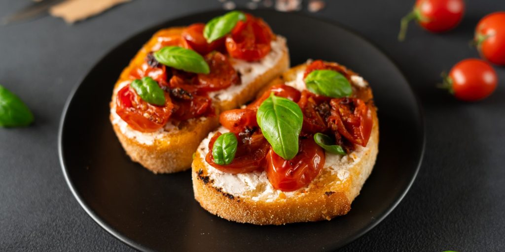 Брускетта с жареной курицей и рикоттой: итальянская закуска с изысканным вкусом