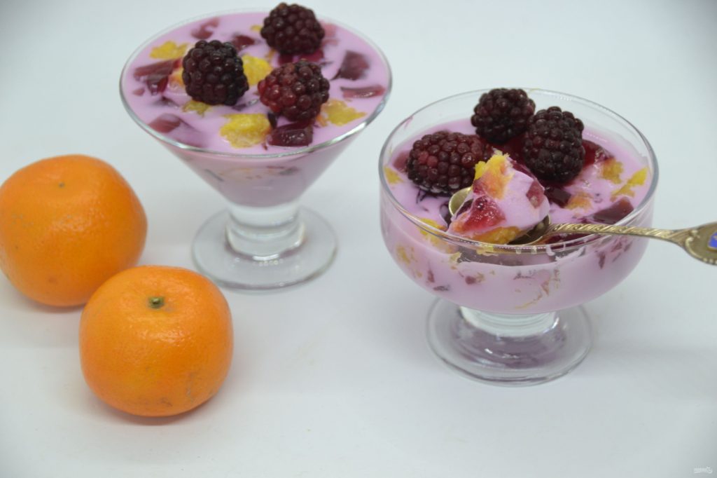 Ежевично-сметанное желе с орехами — освежающий десерт для лета