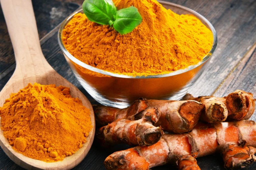 Может ли куркума отбелить зубы: насколько безопасен этот лайфхак