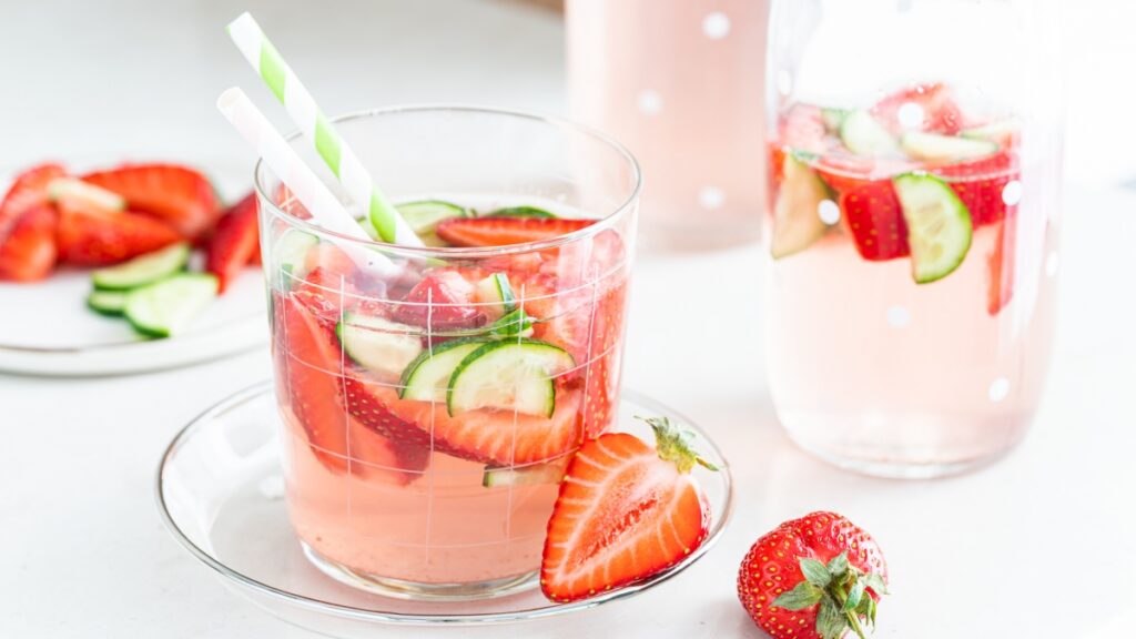 Освежающий лимонад с клубникой и огурцом: летний рецепт для всей семьи