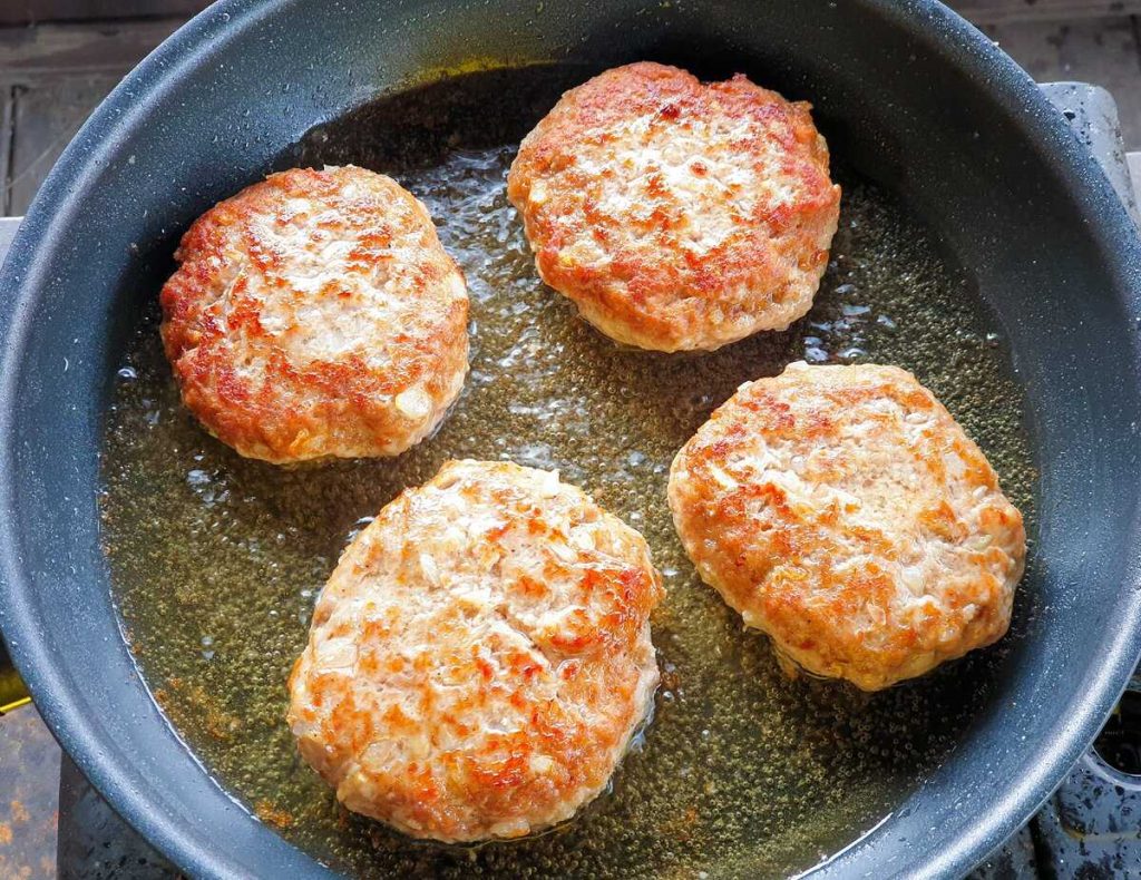 Куриные котлеты на сковороде: ароматные и простые