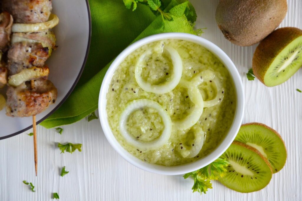 Маринад для шашлыка из киви: нежность мяса за считанные часы