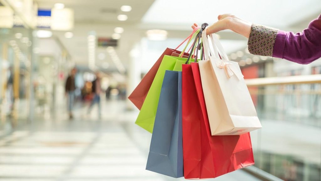 Почему мы лечимся шопингом от стресса?