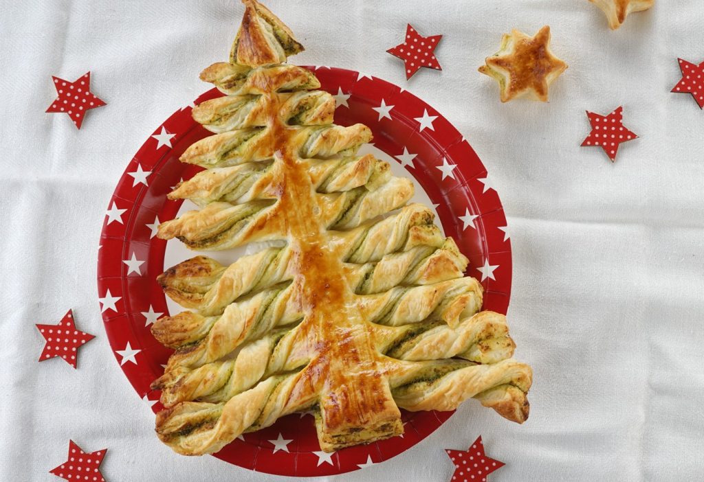 Пирог-елочка с зеленью и рыбой: оригинальное украшение праздничного стола