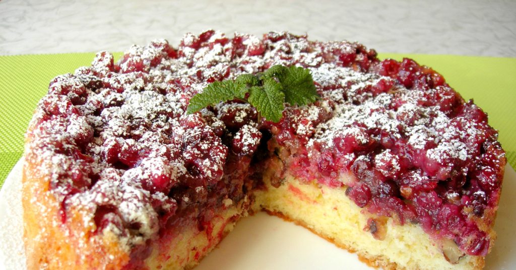 Простой пирог с клюквой