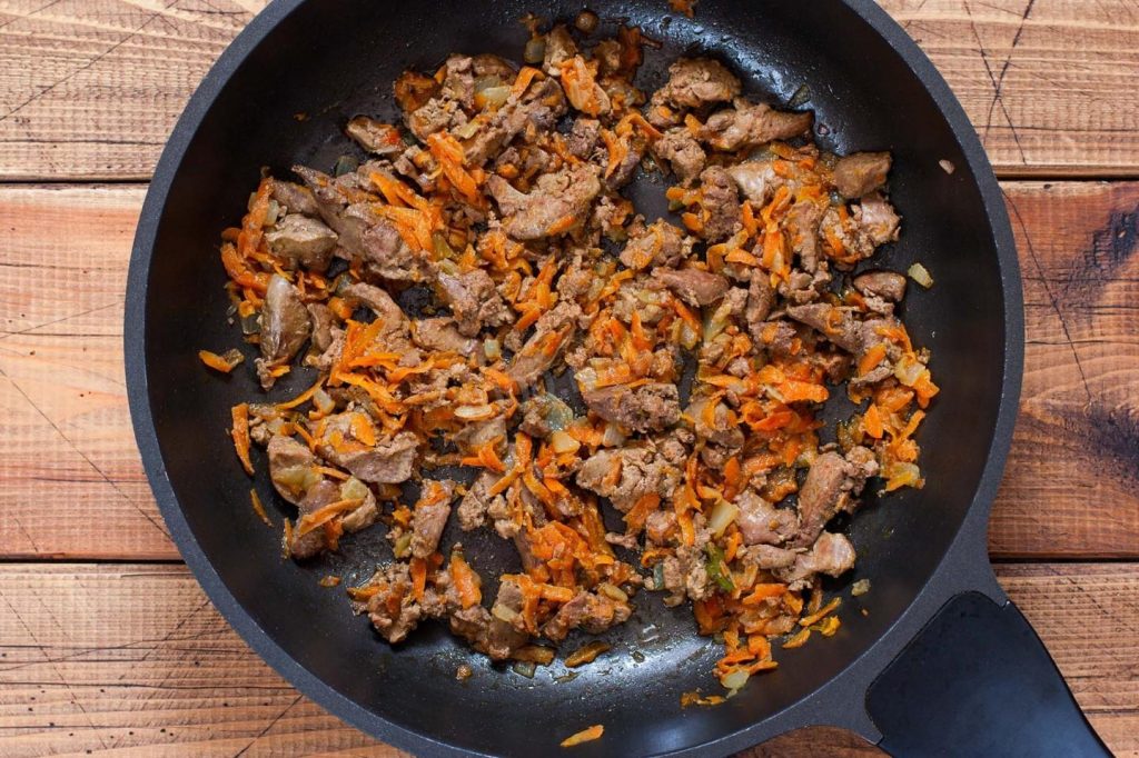 Жареная куриная печень с луком и морковью