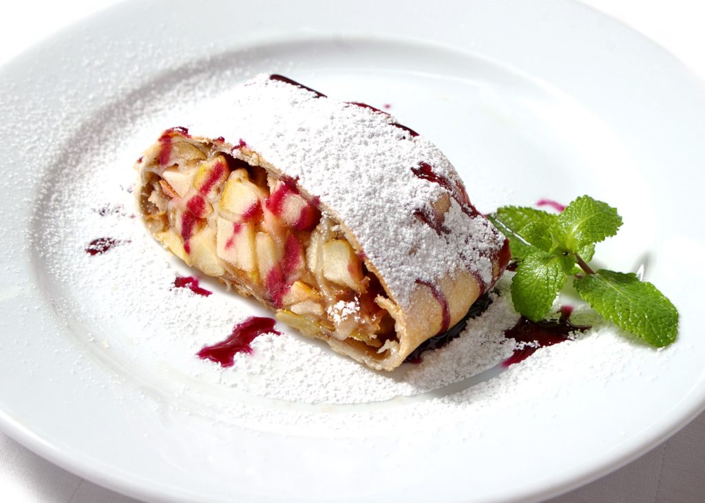 Штрудель с клубникой и мороженым