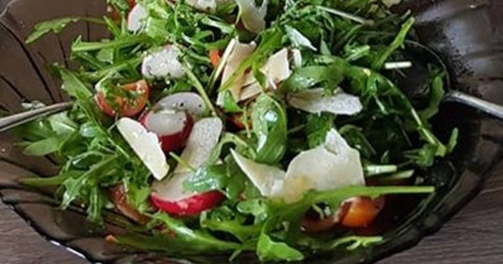 Зеленый салат с редисом и рукколой