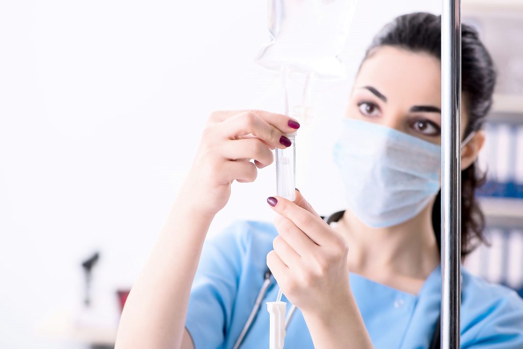 Капельницы для очищения сосудов: что правда, а что — миф