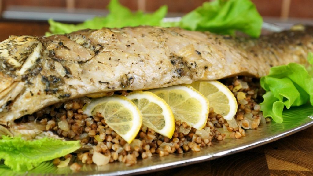 Запеченный карп с гречкой под сметанной корочкой