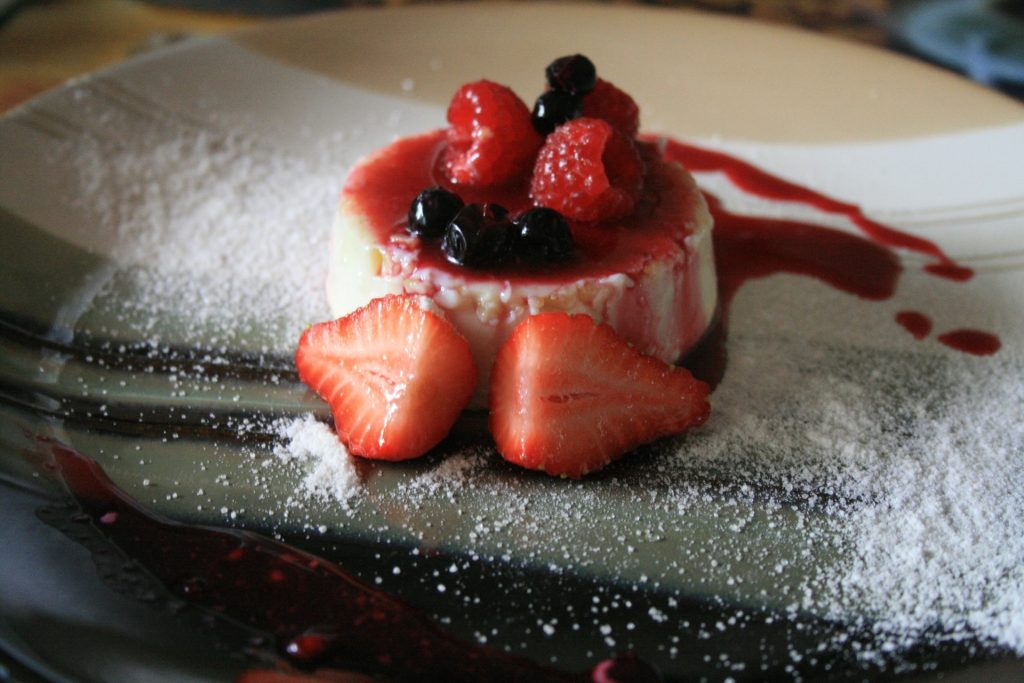 Классическая панна-котта с ягодным соусом