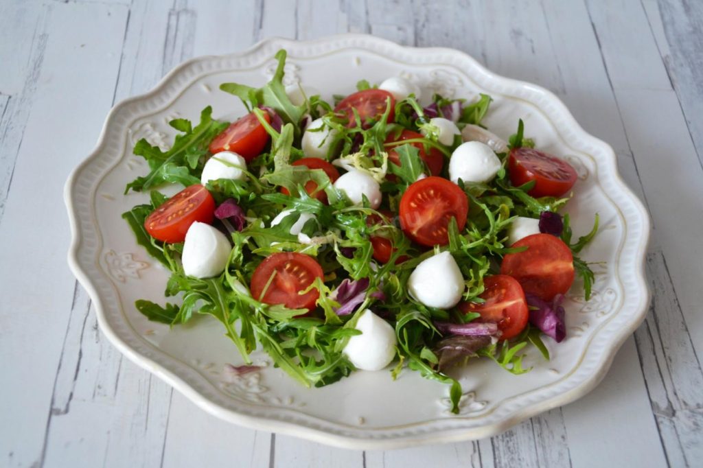 Рецепт салата с рукколой, черри и моцареллой