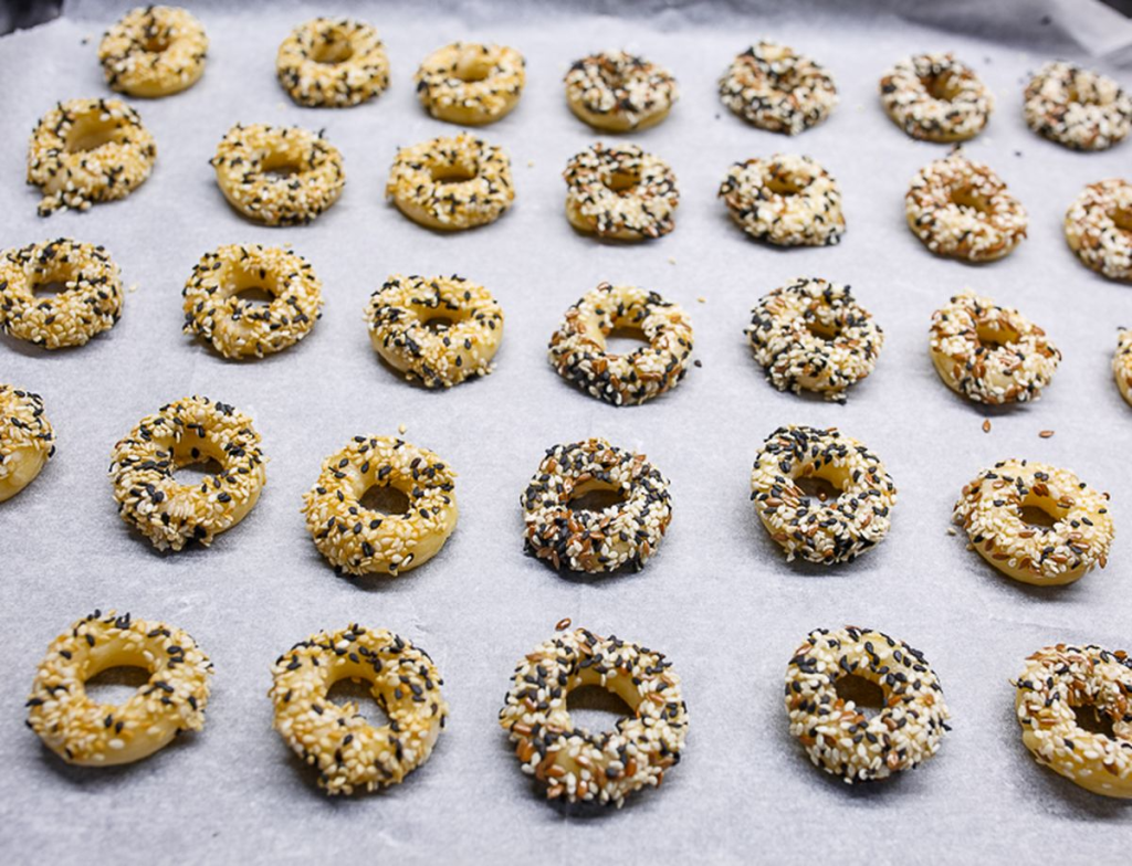 Несладкие кунжутные колечки: простой и вкусный перекус
