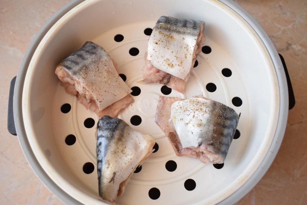 Скумбрия на пару в мультиварке