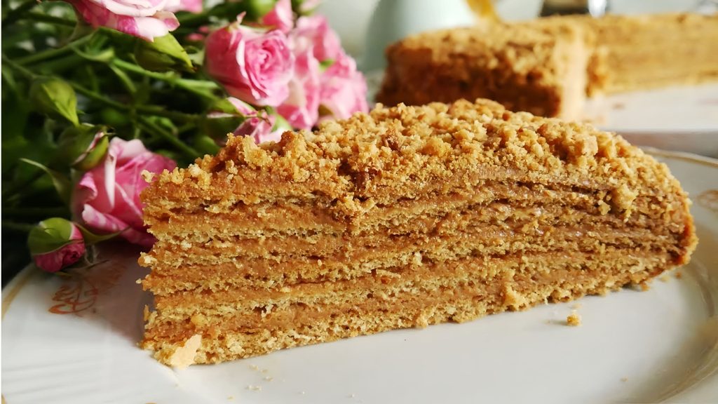 Медовик с варёной сгущёнкой