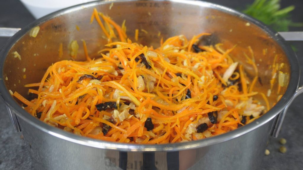 Делаю сразу кастрюлями и ставлю в холодильник&#8230; Уж больно мы любим этот салат из моркови!