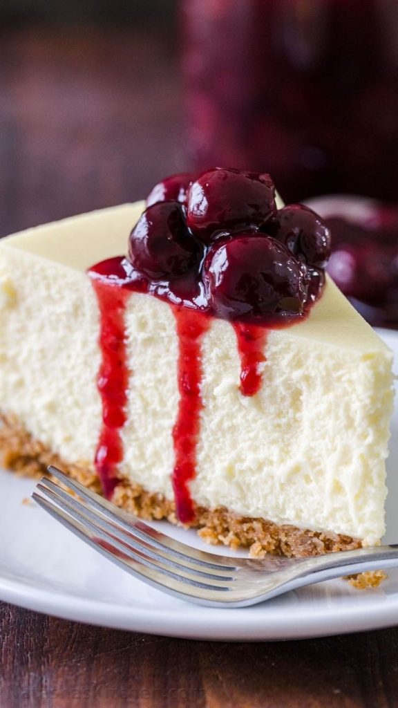 Праздничный чизкейк с ягодным соусом