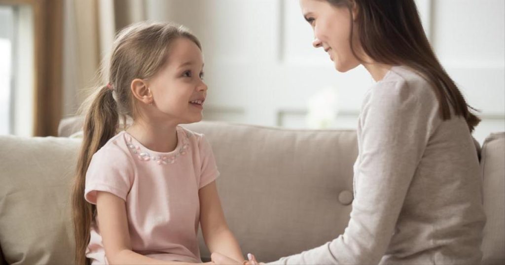 Без паники, стыда и «капусты»: психолог рассказала, как начать с ребенком разговор о сексе