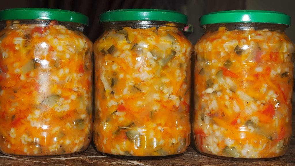 Рассольник на зиму: ничего обжаривать по отдельности не нужно, нарезали и готово (улетает по 50 баночек за зиму)