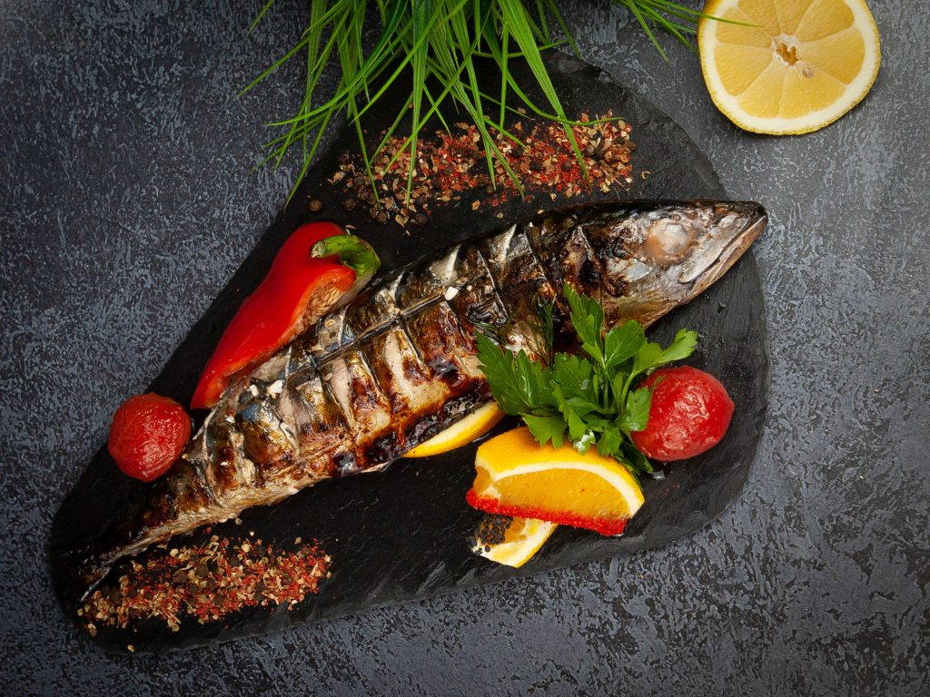 Праздничная щука в духовке с морковью и луком: классический рецепт