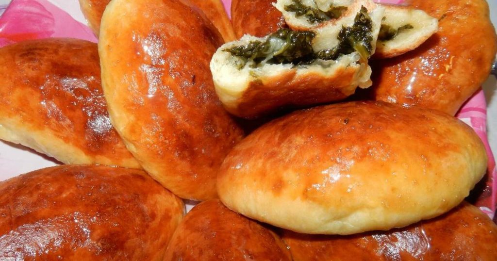 Пирожки со щавелем, жареные на сковороде