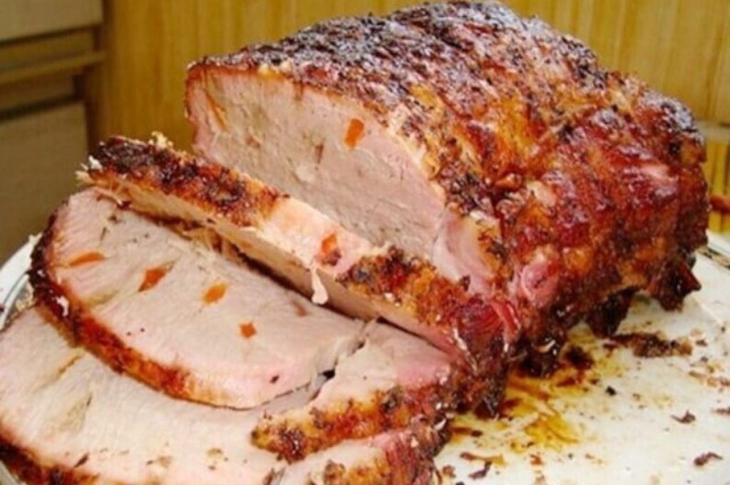 Свиной карбонад в рукаве с медом и розмарином