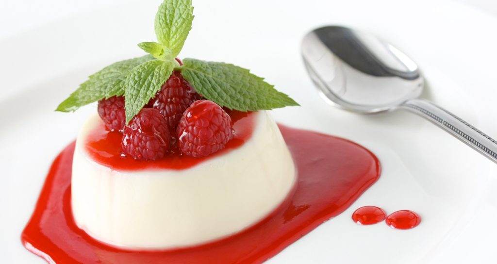 Панна котта с малиной: классический десерт с летним акцентом