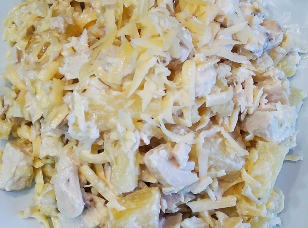 Салат «Гавайский» (с курицей и ананасами).