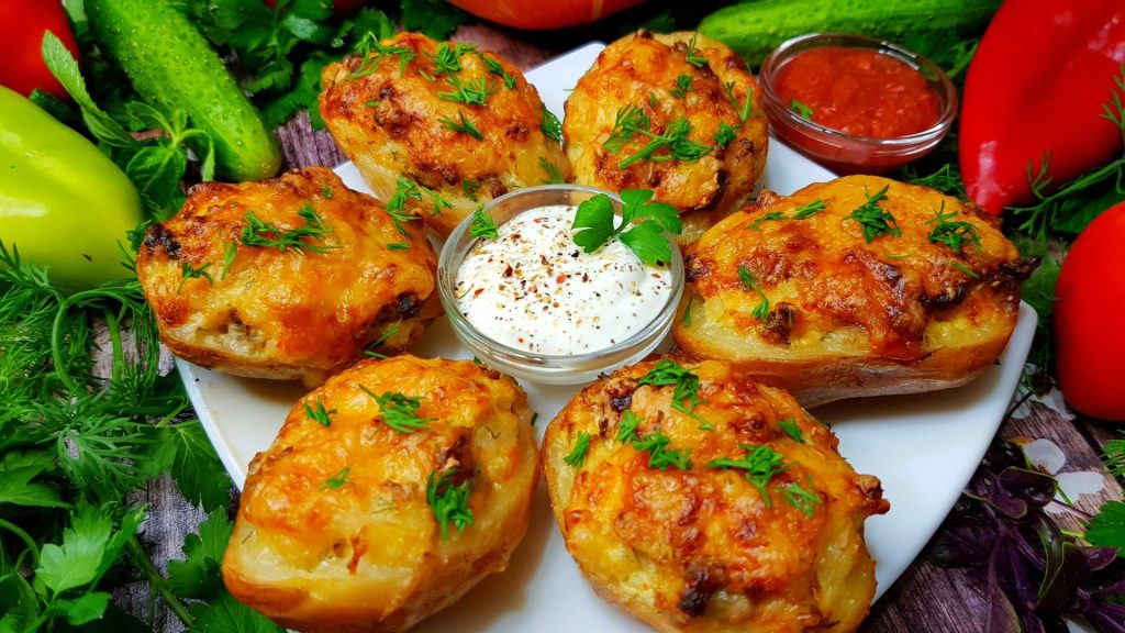 Запеченный картофель с копченой скумбрией и укропом