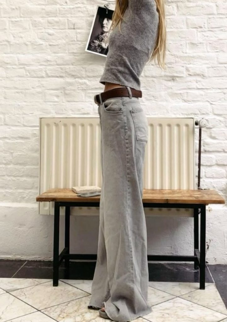 Серые джинсы — главный деним осени 2025 года