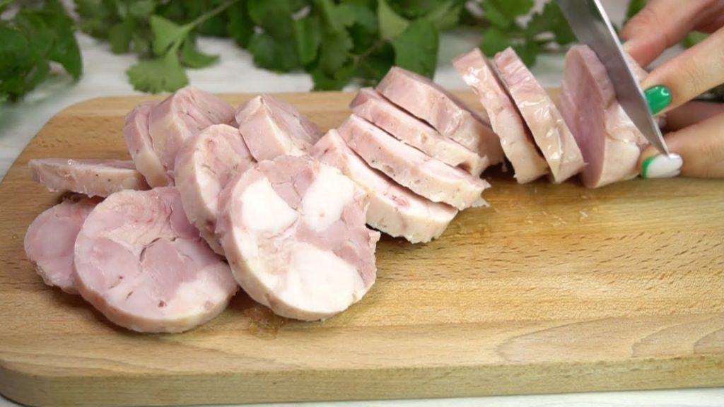 Давно ветчину в магазине не покупаю, готовлю сама из курицы, намного дешевле получается и в сто раз вкуснее