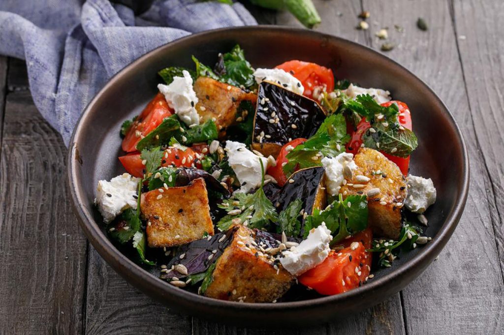 Салат с печеными баклажанами, томатами и сливочным сыром