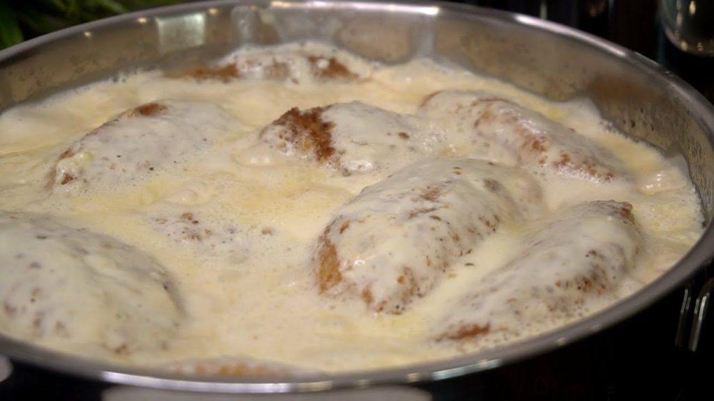 Приготовила однажды и теперь это блюдо стало любимым: капустники в необычном соусе