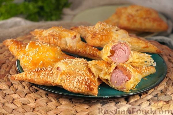 Турновер с сосиской и сыром