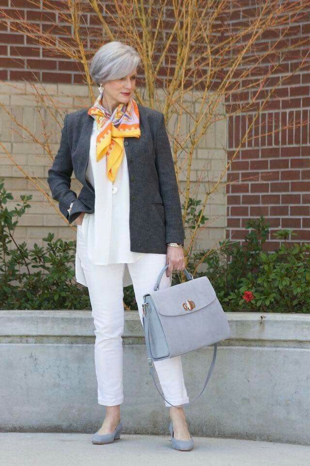 Как носить белые джинсы после 50 лет: советы стилиста