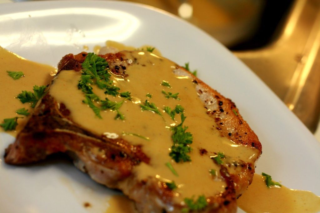 Свиные отбивные с оливковым соусом