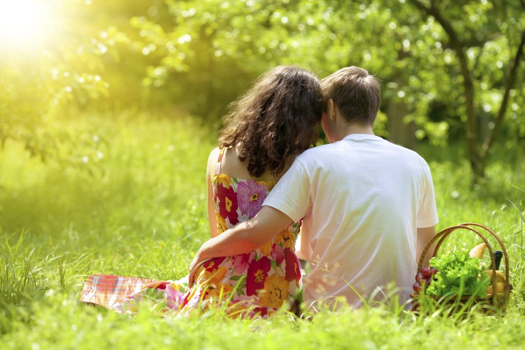 Строить не спеша: что такое медленно горящие отношения и чем они лучше пылких романов