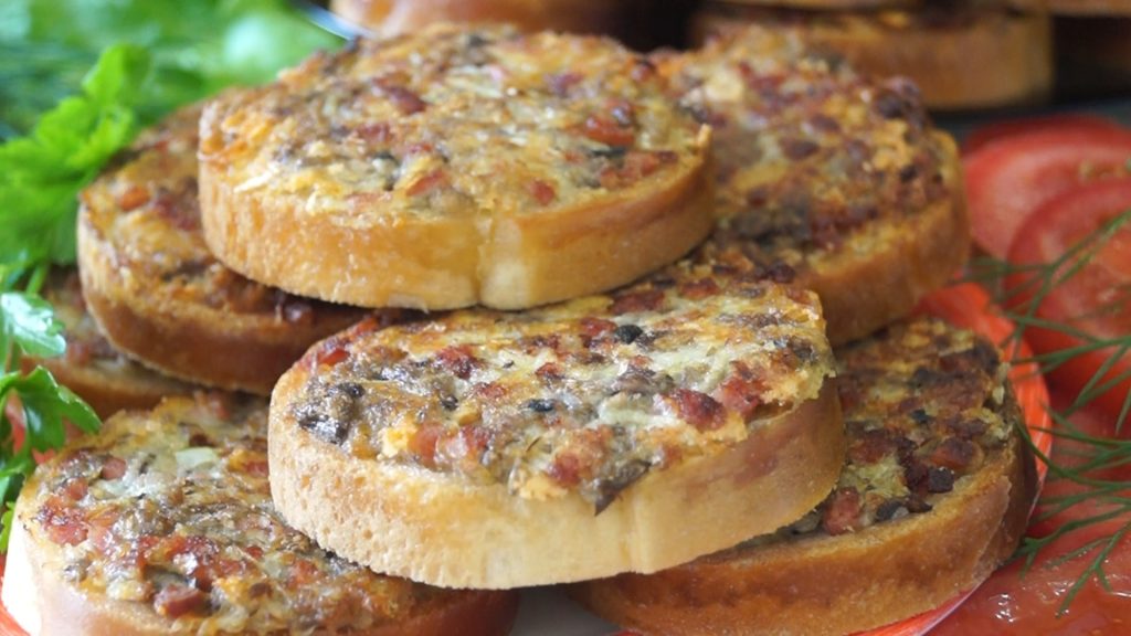 Ленивчики с Грибами&#8230; Можно назвать их ленивые пирожки, можно горячие бутерброды или быстрая пицца. Но суть, не в названии&#8230;