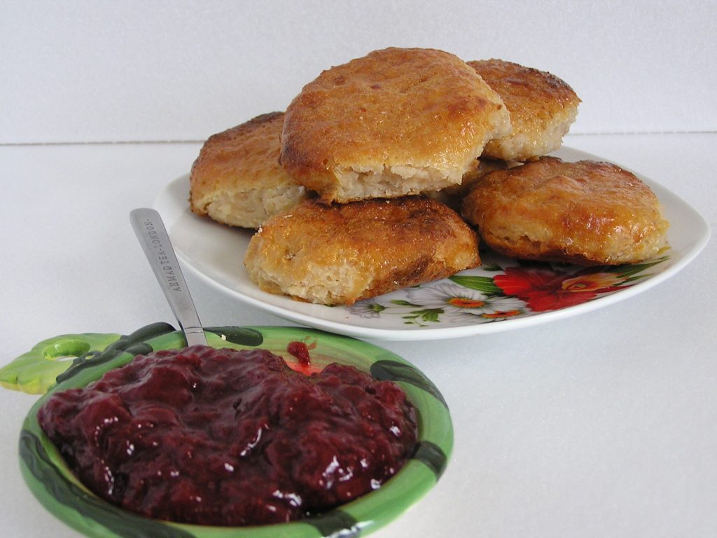 Сладкие гречаники с творогом, яблоком и орехами