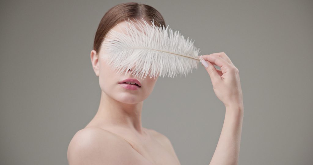 Перо, лёд и зеркало: 6 сексуальных техник для раскрепощения