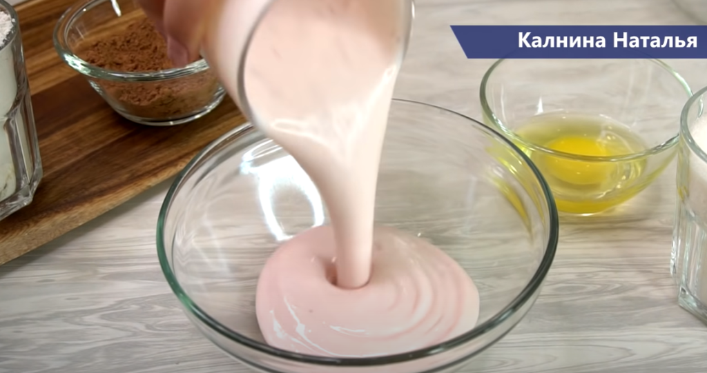 Торт дежурный «Три стакана» перемешиваю ложкой и в духовку