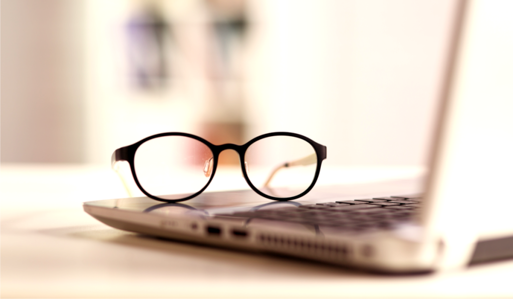 Что происходит со зрением после 40 лет и как избавиться от очков, рассказывает врач-офтальмолог